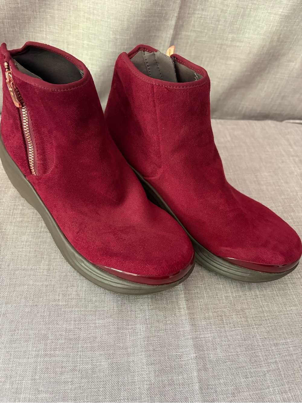 Bzees Burgundy Zora Ankle Booties Wedge Faux Suede Ankle Boots 9W EUC